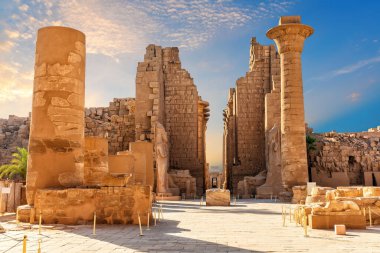 Antik Karnak Tapınağı 'nın Büyük Hypostyle Salonu, Luxor, Mısır.