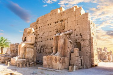 Üçüncü Sütun Cephesi ve Karnak Tapınağı heykelleri, Luxor, Mısır.