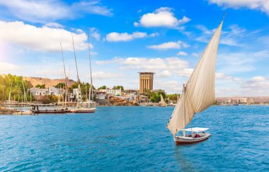 Aswan şehrindeki Nil 'de geleneksel yelkenliler, Mısır.