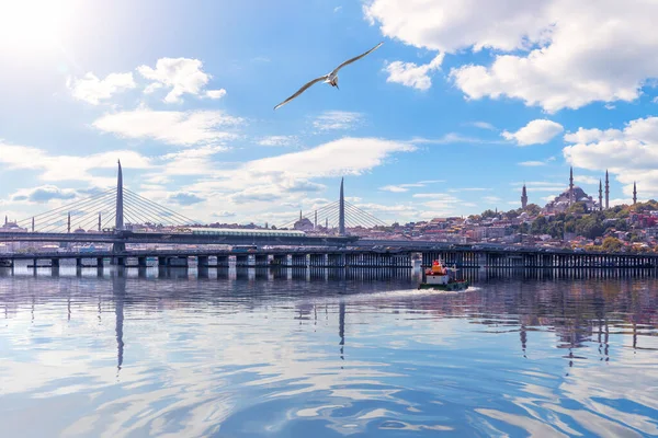 Halic Metro Bridge Berømte Moskeer Istanbul Tyrkiet - Stock-foto