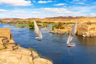 Nil nehri manzarası ve geleneksel yelkenliler, Aswan, Mısır.