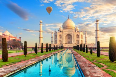 Taj Mahal Mausoleum, Wonder of the world of Agra, Uttar Pradesh, India .