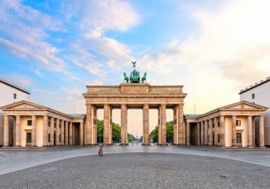 Güzel Brandenburg Kapısı ya da Brandenburger Tor gün doğumunda, Berlin, Almanya.