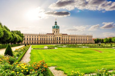 Barocco Sarayı ve yeşil bahçe, Berlin, Almanya.