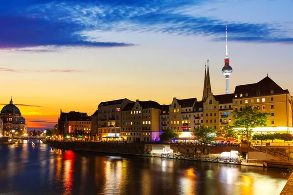 Река Спри Центральные Здания Берлина Вечерний Вид Огни Германия — стоковое фото