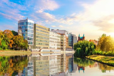 Nehir kıyısındaki klasik Alman binaları Berlin Spree, Almanya.