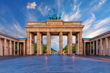 Brandenburg Kapısı veya Brandenburger Tor gün doğumunda, Berlin, Almanya.