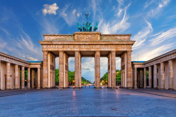 Brandenburg Kapısı veya Brandenburger Tor gün doğumunda, Berlin, Almanya.