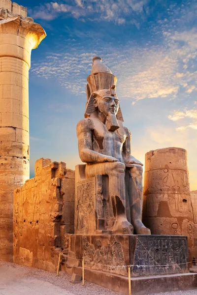 Estatua Ramsés Sentada Junto Entrada Del Templo Luxor Egipto —  Fotos de Stock