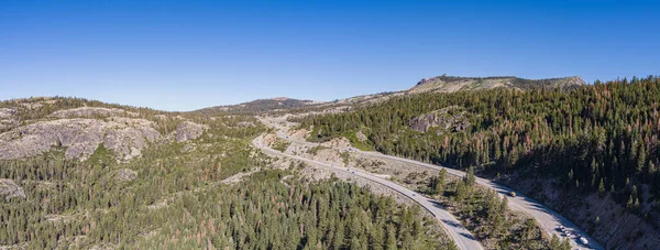 Donner Pass California 'daki zirvenin üzerinden geçen 80 numaralı otoban manzaralı.