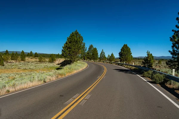 Two Lane Road Bends Meadow Sierra Nevada Mountains Northern California — стоковое фото