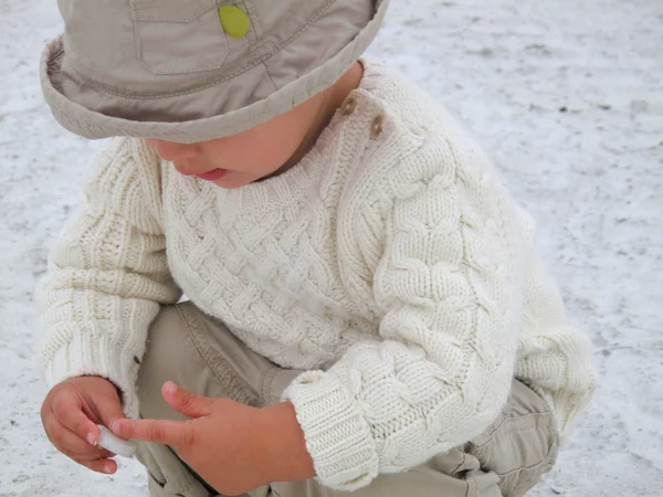 Baby boy spelen in het zand — Stockfoto