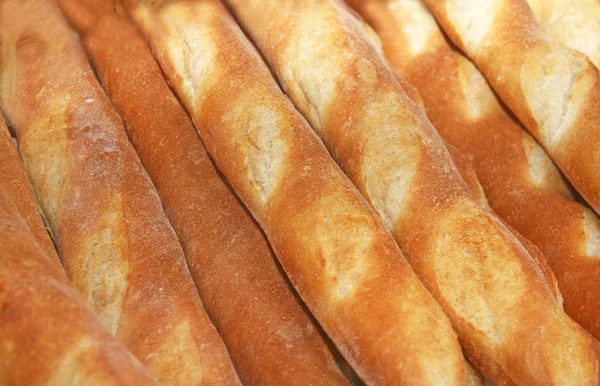 Baguettes o pan francés detrás de una ventana — Foto de Stock