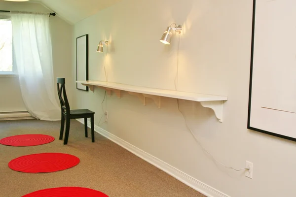 Chambre avec étagères et tapis rouges — Photo