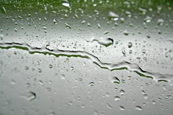 Regentropfen auf der Fensterscheibe — Stockfoto