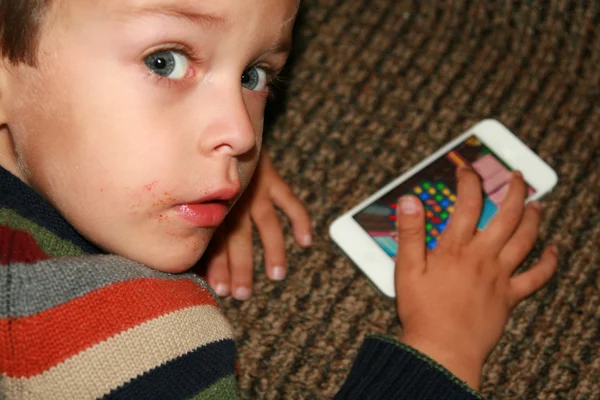 toddler ekran telefonda oyun oynamak