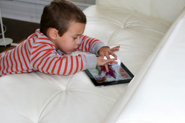 iPad üzerinde oyun oynamaya toddler