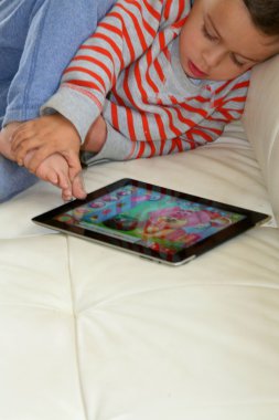 ipad üzerinde ayak parmakları ile işaret toddler