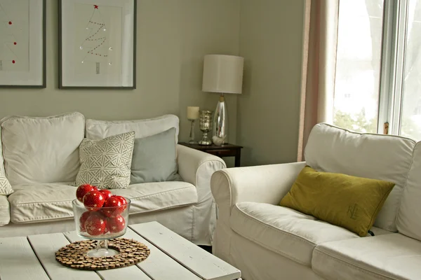 Habitación decorada con sofás blancos Imágenes De Stock Sin Royalties Gratis