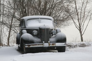 Vintage klasik otomobil kış karla kaplı
