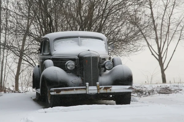 Vintage coche clásico cubierto de nieve de invierno —  Fotos de Stock