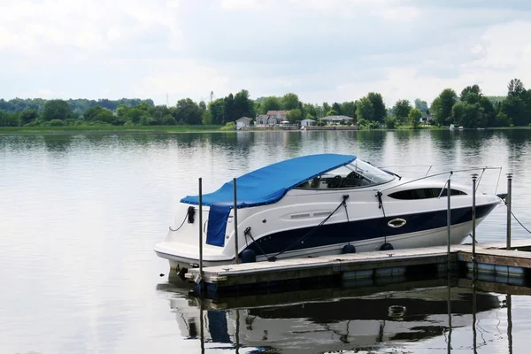 Luxusjacht auf dem Wasser im Hafen — Stockfoto