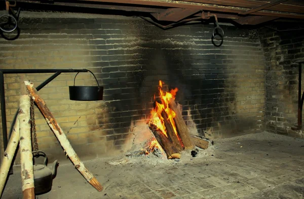 れんが造りの暖炉で非常に熱い丸太 — ストック写真