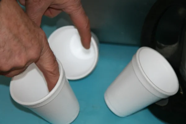 Sosteniendo vasos de espuma de poliestireno blanco estático — Foto de Stock