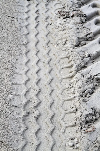特写的轮胎在沙中跟踪 — 图库照片