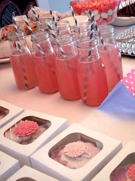 Cookie vakken en limonade flessen — Stockfoto