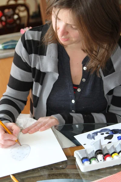 Junge Frau zeichnet auf Papier — Stockfoto