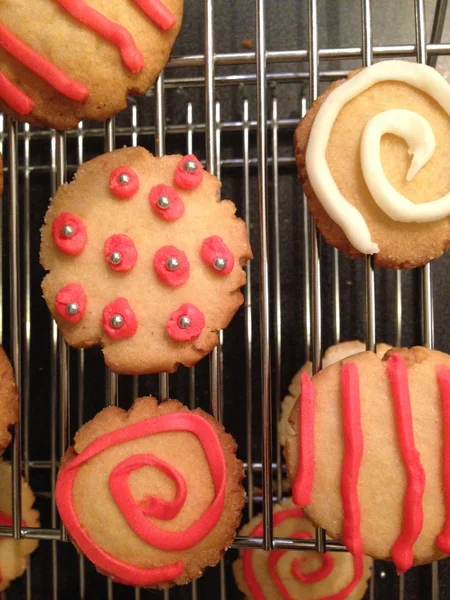Dekorerade cookies på kylning rack — Stockfoto