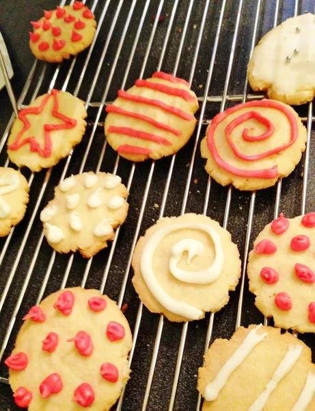 Decorated cookies on cooling rack — Stock Photo, Image