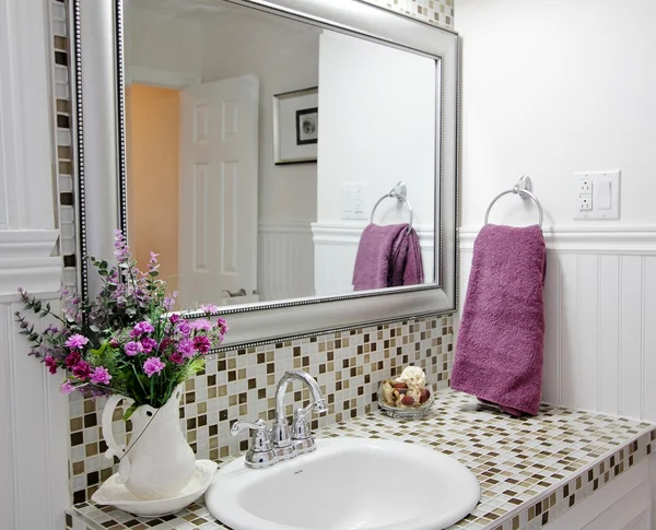 Elegante baño rural con flores púrpuras en jarrón y toalla púrpura — Foto de Stock