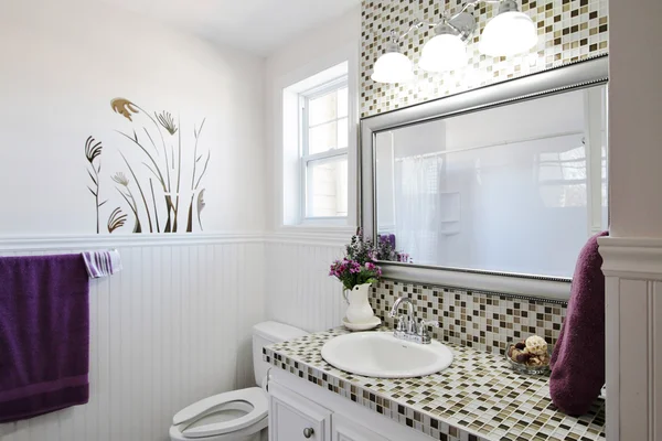 Élégante salle de bain champêtre avec des fleurs violettes dans un vase — Photo