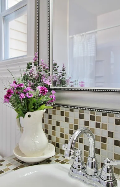 Elegantní země koupelna s purple květiny ve váze — Stock fotografie