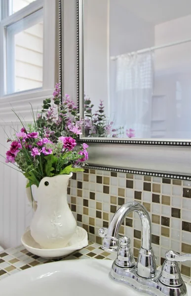 Elegante baño rural con flores púrpuras en jarrón — Foto de Stock