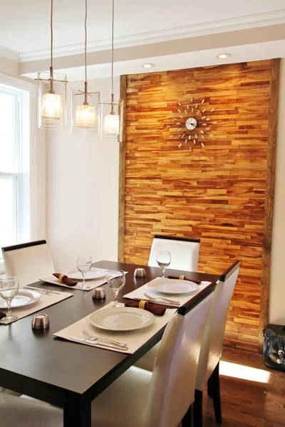 Modern dining room with back panel made in horizontal wood strips — Stock Photo, Image