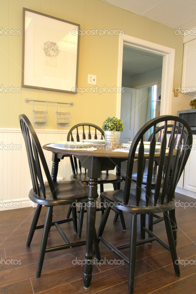 Küche mit weißen Schränke und runder Tisch und Stühle — Stockfoto ... Küche mit weißen Schränke und runder Tisch und Stühle — Stockfoto ...