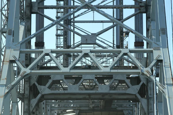 Träger und Rahmenkonstruktion auf Brücke — Stockfoto