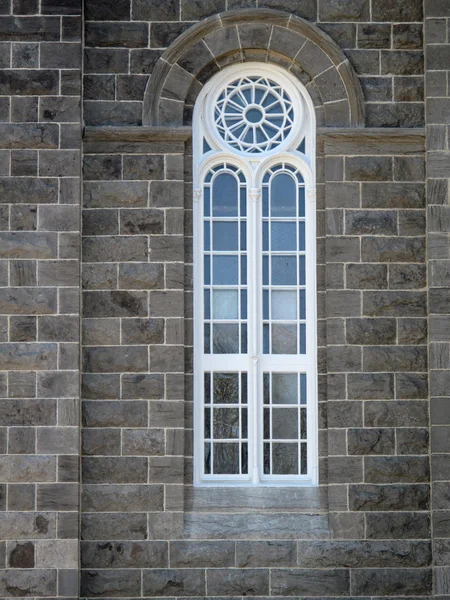 Fenster der alten Steinkirche — Stockfoto