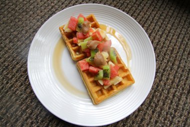 meyve ve şurubu kaplı gözleme