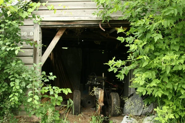 Grange Bois Abandonnée Avec Vieux Tracteur — Photo