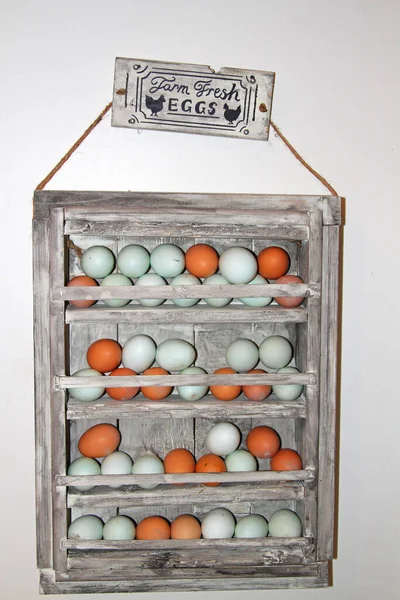 Blauwe Bruine Verse Eieren Een Houten Krat — Stockfoto