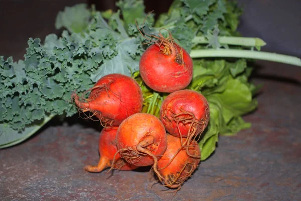 Remolacha Naranja Fresca Con Col Rizada Sobre Toalla Cuadros — Foto de Stock