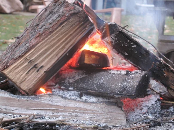 Bruciare Fuoco Dei Tronchi All Aperto — Foto Stock