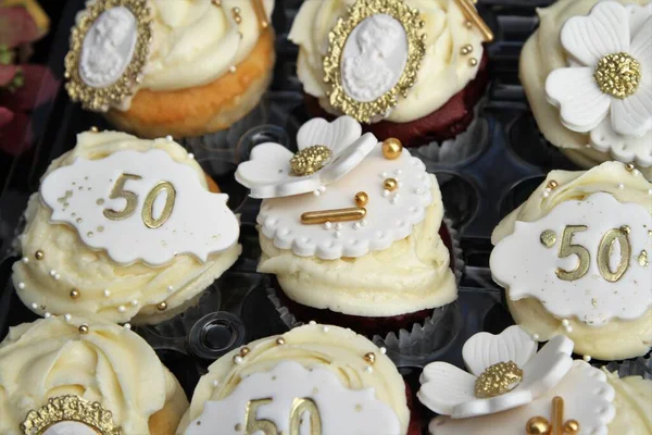 Vackra Cupcakes Dekorerade Med Smörkräm Glasyr För Femtioårsjubileum — Stockfoto