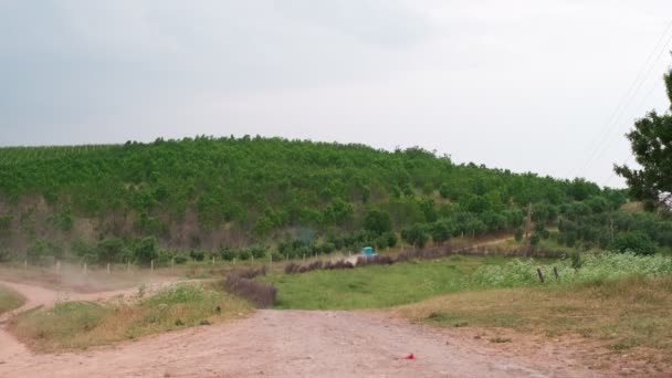 Středoasijská Krajina Letním Oblačném Dni Pozadí Jede Traktor Prašné Cestě — Stock video