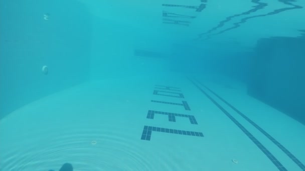 Υποβρύχια Γυρίσματα Της Εξωτερικής Πισίνας Διακοσμημένα Μπλε Πλακάκια — Αρχείο Βίντεο