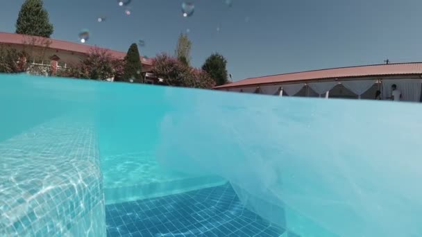 青いタイルで飾られた屋外スイミングプールの水中撮影 — ストック動画